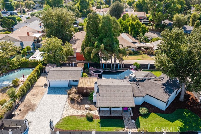 5425 Woodlake Avenue photo 1