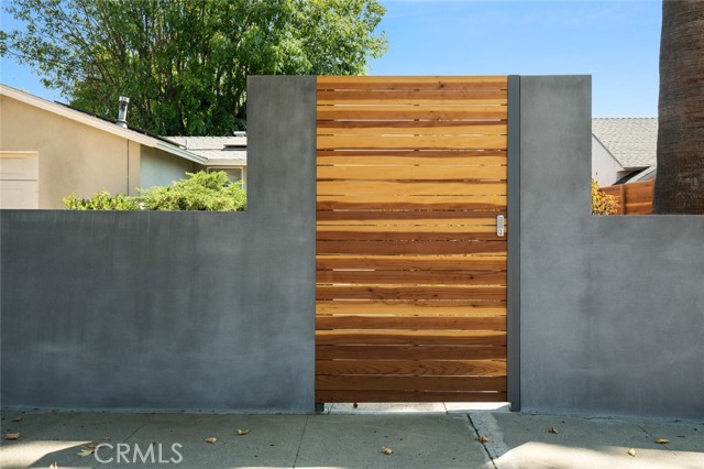 6952 Colbath Avenue photo 3