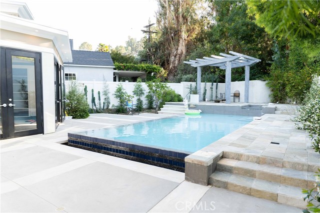 4077 Benedict Canyon Drive photo 2