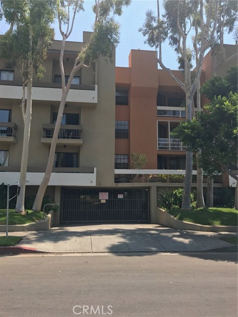 750 N Kings Road 115 Los Angeles, California This Chic redone condo is ready to go!! Freshly painted, hardwood floors, crown moldings, washer/dryer in the unit, cedar closet, recessed lighting, stainless appliances, central AC and balcony in back. Need I say more? Bonus Features: The complex has EQ insurance, a gym, spa and sun deck. Call for appointment.
Home Owner Association fee includes gas.