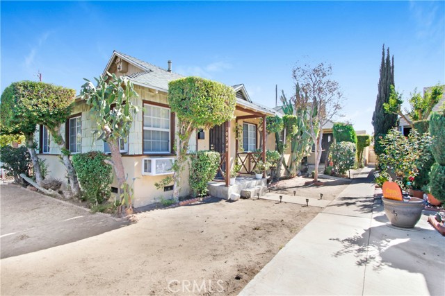 10940 Oxnard Street photo 2