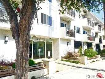 1 bed/ 1 bathroom in prime location. Right around the corner from Main St. & Hill. Only blocks away from the beach. Walking distance to restaurants, bars, and shops. Community offers well maintained pool, spa, sauna,and gym. Extra storage space in garage.