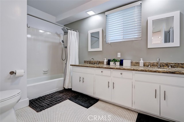Bathroom on entry level
Guess BathRm 1