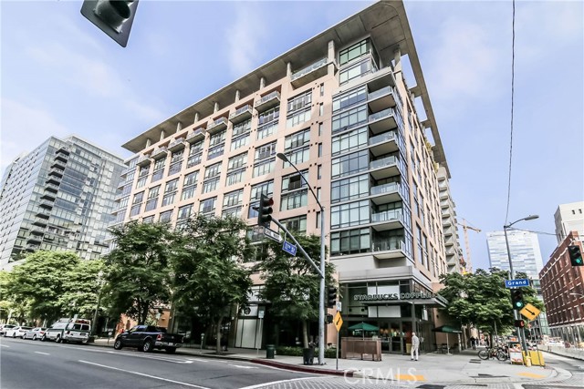 1111 S Grand Avenue 518 Los Angeles, California Beautiful and Luxurious Rare Corner Unit located in Downtown of Los Angeles. Built in 2005, this unit features 2,070 sqft of living space boasting 2
expansive bedrooms and 2 bathrooms. Key feature is the massive living room with window walls surrounding the floor plan. Kitchen and dining
area is conveniently located next to the living room for convenience. Kitchen features granite counter tops along an expansive island with a
breakfast bar. Entrances of bedrooms are uniquely designed with exceptional space for comfort. Both bedrooms include a private bathroom and a
gracious walk-in closet. Separate room for indoor laundry is available for convenient daily chores. This condominium features a lap pool, outdoor
fireplace with lounge seatings, barbecue area, outdoor terrace, private gated parking, and also street level retail spaces. This house is very
conveniently located near Whole Foods, Ralphs, Macy's, Target, and familiar restaurants and shops along with markets for groceries. Furthermore
Close to Renowned Disney Concert Hall, Staples Center. and LA live Ctr. Refrigerator, Washer/Dryer included.