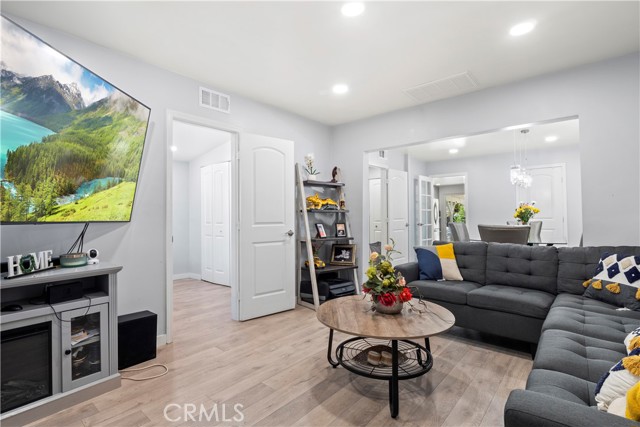 13118 Hoyt Street photo 6
