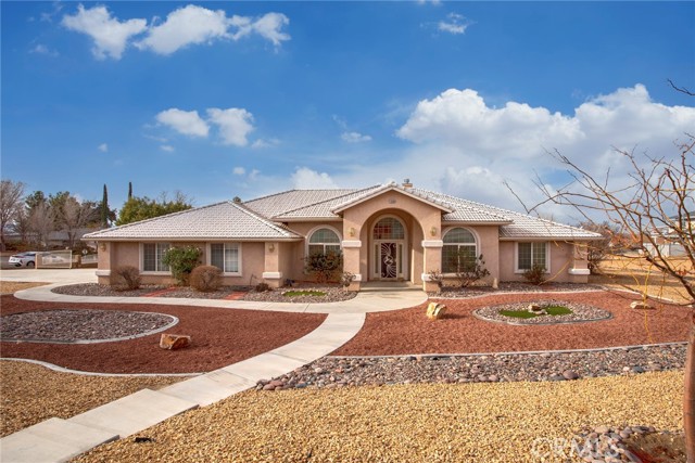 Detail Gallery Image 1 of 1 For 19368 Red Feather Ct, Apple Valley,  CA 92307 - 4 Beds | 3 Baths