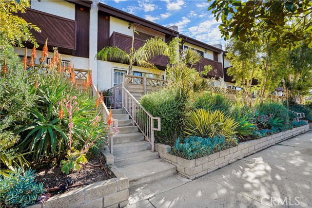 Detail Gallery Image 1 of 33 For 7130 Glade Ave #L,  Canoga Park,  CA 91303 - 2 Beds | 2 Baths