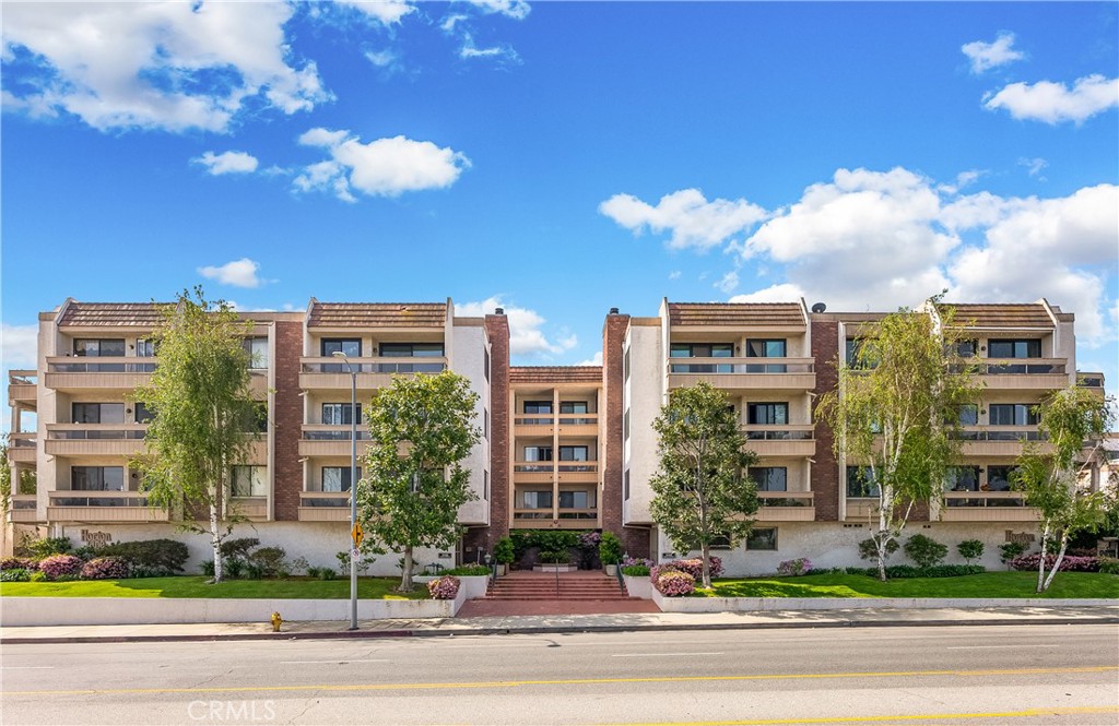 17130 Burbank Boulevard 304, Encino, CA 91316