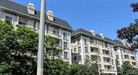 8811 Burton Way 316 Los Angeles, California Amazing STUDIO unit with balcony. The common area has a REMODELED POOL 360 roof top VEIWS of the city. The gym that can be used 24/7. Great location with all of the best designer shops and trendy restaurants around the corner on Robertson , near the Beverly Center Mall & Beverly Hills. *Versailles also has other units available that I can show ALL 1 and 2 bedrooms options that have different finishes and views. Lease terms are flexible , subject to change, any unit can be furnished The PRICE quoted is the unfurnished FOR 12 MONTHS. FURNISHED 1-2 MONTHS AND 3-6 MONTHS. All pricing subject to change. Some have Laundry inside.