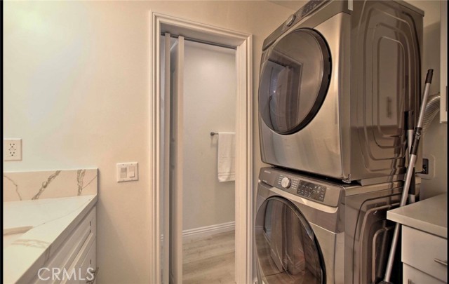 Main level washer and dryer