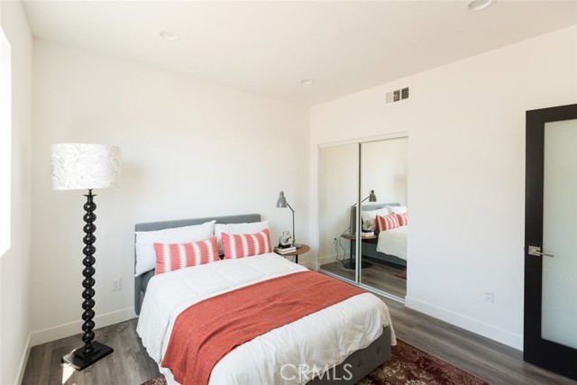 14827 Victory Boulevard photo 8