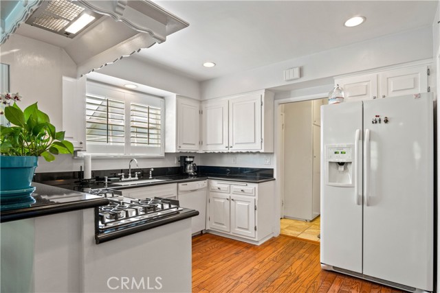 23715 Oxnard Street photo 8