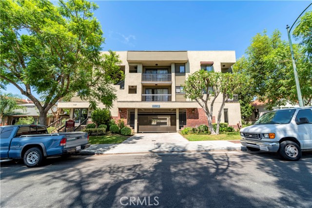 1127 Winchester Avenue Glendale, California We are pleased to exclusively offer for sale the Winchester Apartments, a turn-key multifamily asset in prime north Glendale. The property consists of sixteen remodeled units in heavily desired rental pocket of Glendale. Some of the capital upgrades include new ac units, granite countertops, and custom cabinets, stainless steel appliances, signage, lighting, fire sprinkler system through building. Prime North of Glenoaks location, provides great Verdugo and city views. Side by side parking, gated intercom access, gated parking, balconies, are just a few asset amenities. The Winchester Apartments also come with in place tentative tract map giving the owner the option to sell each unit individually as condominiums.
The Winchester Apartments are comprised of (2) 3+2 rent avg. $2,373 | (12) 2+1.75 rent avg. $1,903 | (2) 1+1 rent avg. $1,535. Prime North of Glenoaks location, provides great Verdugo and city views. Side by side parking, gated intercom access, gated parking, balconies, are just a few asset amenities. Some of the capital upgrades include new ac units, granite countertops, and custom cabinets, stainless steel appliances, signage, lighting, fire sprinkler system through the building and units. The Winchester Condo Apartments are being offered with approved and in place tentative tract map, individual parcels award an owner the option to sell each unit as condominiums, realizing a substantial economic gain on exit. Contact exclusive listing agent for O.M.