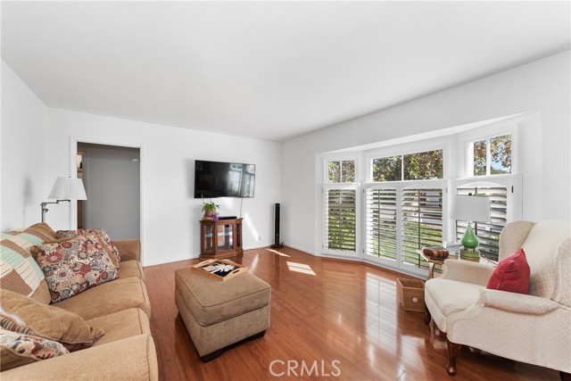 8427 Aura Avenue photo 4