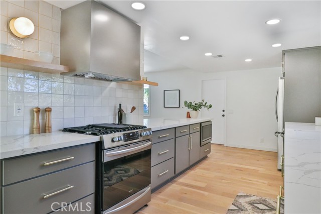 New stainless oven & designer hood