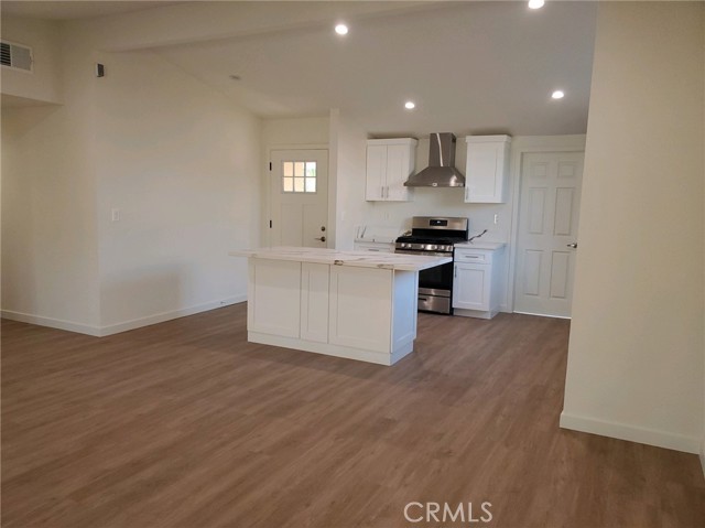 Gorgeous laminate flooring throughout.