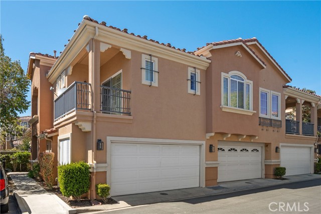Beautiful, large and sexy 4 bedroom 3 bath townhouse WITH A LARGE BACKYARD corner unit at a price that is simply not to be believed! Community amenities include pool, large party room, jacuzzi and security w gates.