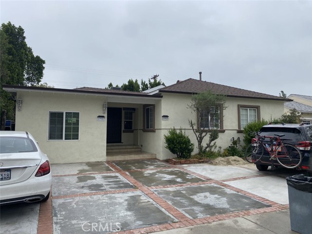 17915 Collins Street photo 1