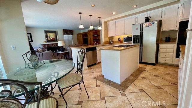 Spacious Kitchen w/Island