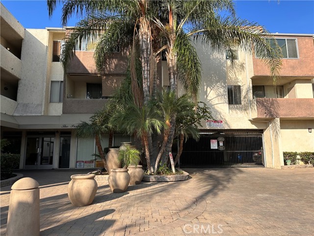 5325 Newcastle Avenue, 106 photo 2