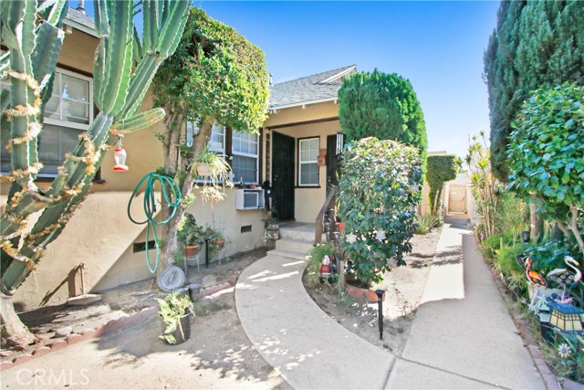 10940 Oxnard Street photo 4