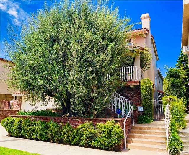937 19th Street 5 Santa Monica, California Fully remodeled from top bottom this 2 bedroom 2 bathroom upper unit in a very desirable Santa Monica neighborhood. Enjoy the best California has to offer being close to the beach, easy access to dinning and entertainment. Unit comes with stainless steel stove, refrigerator and dishwasher. All of the upgrades were hand chosen and features a clean line design. This unit only has 1 shared wall with a neighbor. This won't last, get your slice of heaven before it's gone.