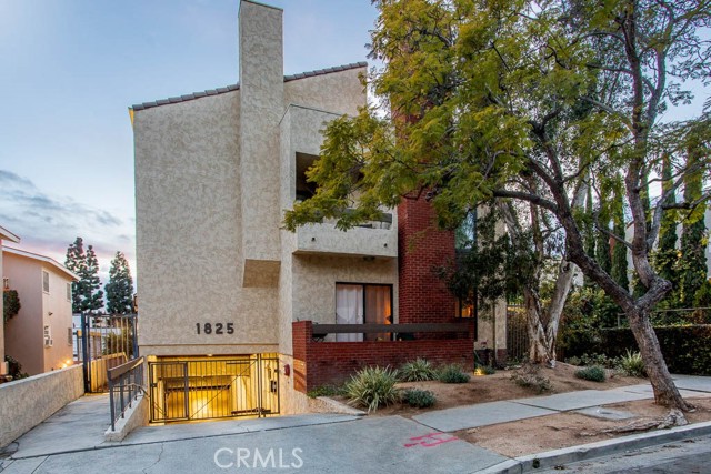 1825 Westholme Avenue 5 Westwood - Century City, California High-end luxurious FULLY FURNISHED townhouse style condo walking distance to the Century City Mall is the hottest rental on the market. The private rooftop patio is one of the many features in the 2 Bed + loft, 3 Bath, over 2100 square foot, end unit situated in a very intimate 5 unit complex. The Kitchen is light and bright and has high end stainless steel appliances, which also includes White Shaker cabinets and Quartz counter tops. The large dining room can easily fit 8 and opens up into the large living room area, which leads into a nice sized balcony. The master en-suite has soaring high ceilings, and the master bath has a large high end modern, double sink vanity, and also has separate standing shower and bathtub. High end tiles were installed throughout. The secondary bedroom has its own bathroom also using high end finishes. As you continue up to the furnished roof top deck you will pass the loft that is currently set up as a home office. 2 side to side parking spots, storage room and a washer/dryer located in the unit. The unit is close proximity to Beverly Hills, 405/10 freeways, DTLA, Westwood Village, Sawtelle Little Tokyo. Located in the highly touted Westwood Charter School.