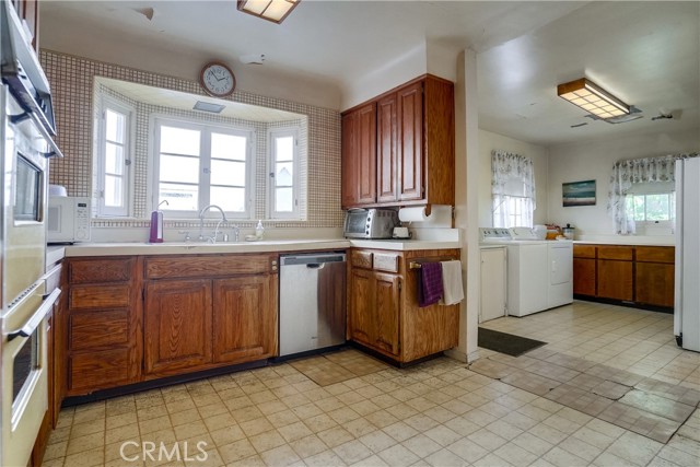 5209 Bellaire Avenue photo 8
