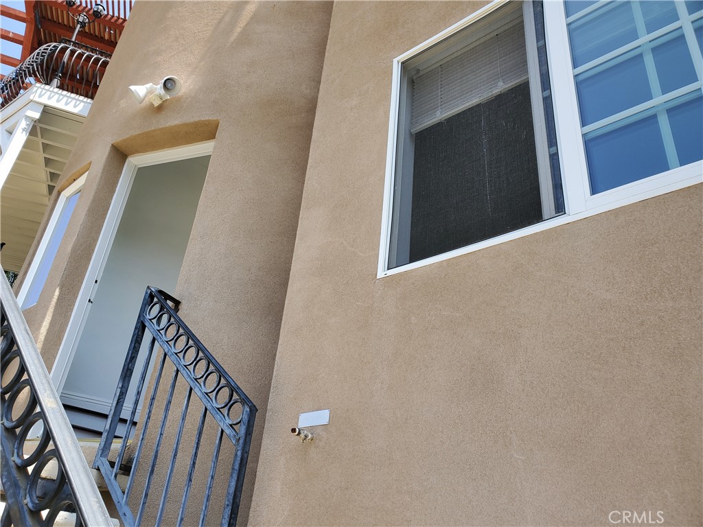 4381 San Blas Avenue Woodland Hills, California Large 2 beds/1 bath , 1200 sqft of private living quarters with its own private entrance located on the first floor of this tri level house.
Enjoy the amazing views and the privacy of this unit located in one of the most serene streets of Woodland hills.
This place comes furnished with 2 beds, living room sofas, and dining room table and chairs.
It offers a complete kitchen as well as a laundry room with a washer /dryer.
Utilities are included.
If you are looking for an excellent location, views and serenity this is the right place for you.