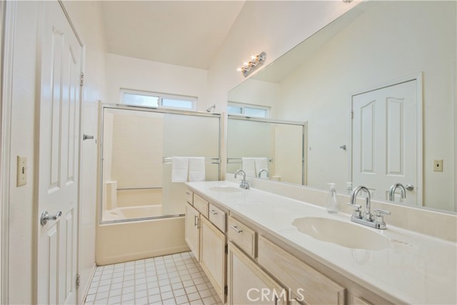 Upstairs Full Bathroom with Shared Access