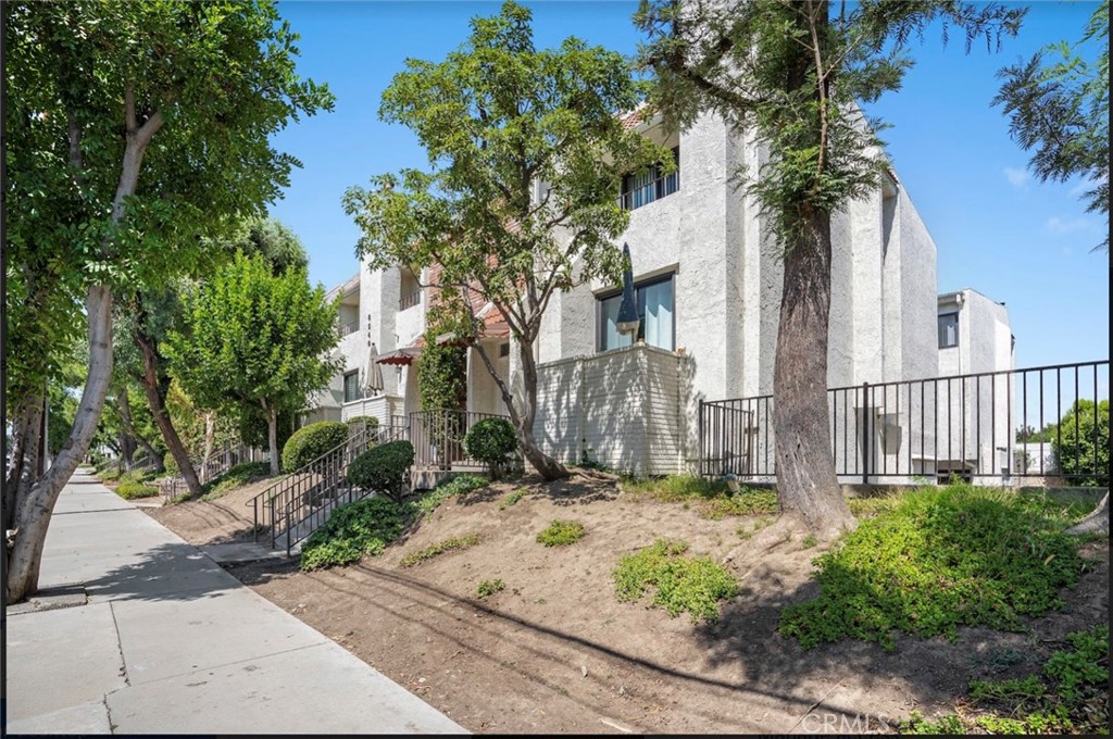 6540 Hayvenhurst Avenue 17, Lake Balboa, CA 91406
