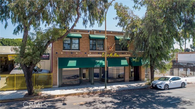 3720 San Fernando Road Glendale, California Mixed use opportunity in high barrier to entry Glendale. 90% financing available for owner user scenario. (1) Office (1)Retail/Office (5) residential units.
Both office/retail spaces are being offered vacant. Traffic count 32,410 VPD. On site parking. For detailed offering memorandum, rent roll etc, contact listing agent.