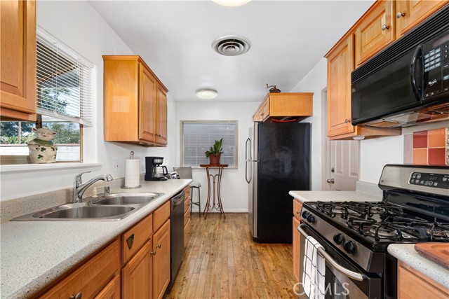 13907 Archwood Street photo 6