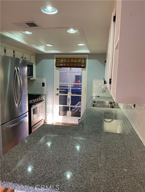 Light and bright Kitchen, Walk in Pantry