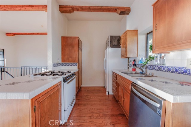 1943 Sunset Plaza Drive photo 14
