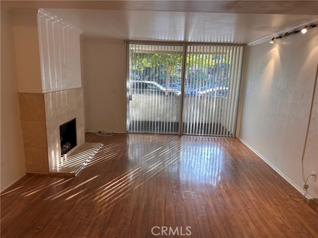 5325 Newcastle Avenue, 106 photo 3