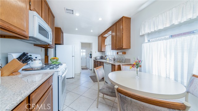 13836 Cohasset Street photo 6