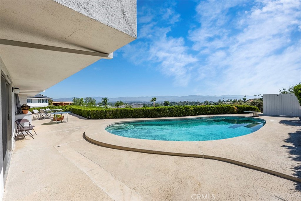 3910 Encino Hills Place, Encino, CA 91436