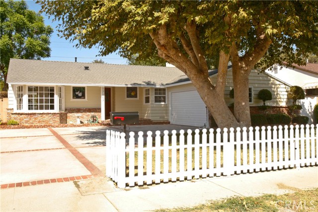 17107 Vose Street Lake Balboa, California Charming & remodeled traditional house in a quiet neighborhood in Lake Balboa w/white picket fence. Light & bright. Open floor plan. Large living room w/brick fireplace. Great step-down family room/sun room. Dining area. Newer kitchen w/granite counter tops & breakfast area. Laundry room off the kitchen. Beautiful hardwood floors. Central air & heat. Smooth ceilings. Copper plumbing. Tankless water heater. Backyard w/patio & grassy area. 2 car attached garage. Great location.