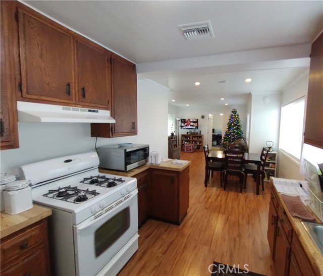 11466 Laurel Canyon Boulevard photo 5
