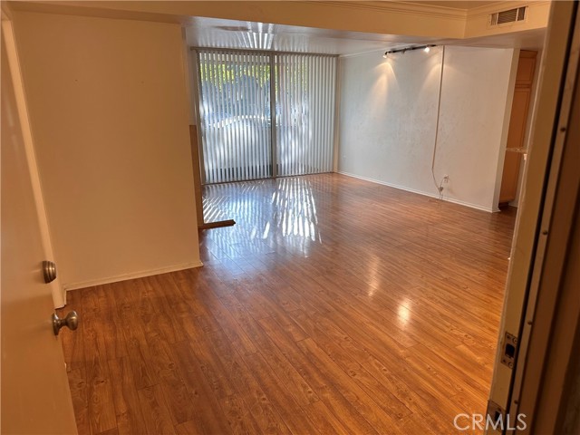 5325 Newcastle Avenue, 106 photo 6