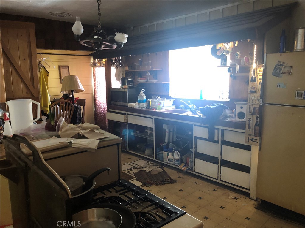 https://media.crmls.org/mediascn/704c2921-7234-48a1-977d-915a8a889fa4.jpg?preset=X-Large