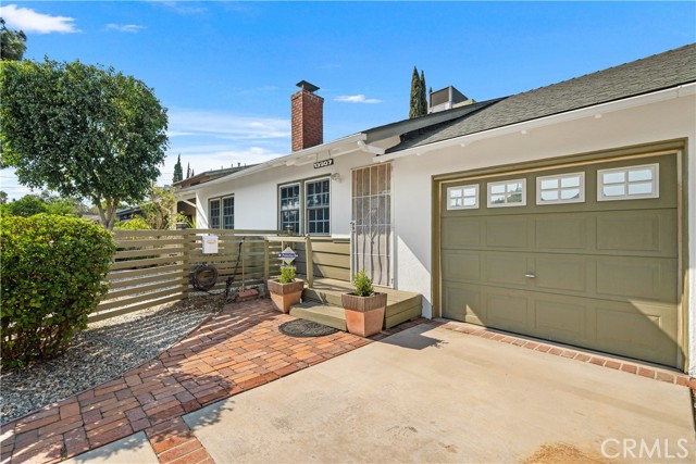 13907 Archwood Street photo 3