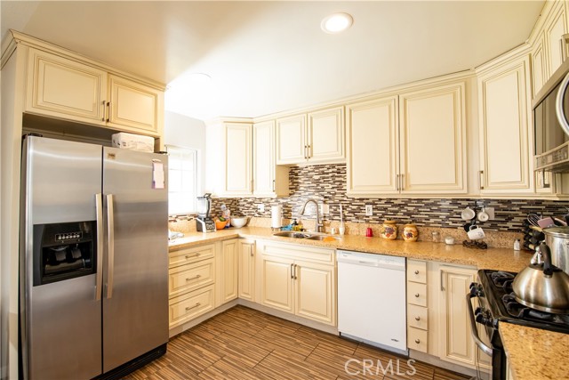 13619 Shablow Avenue photo 7