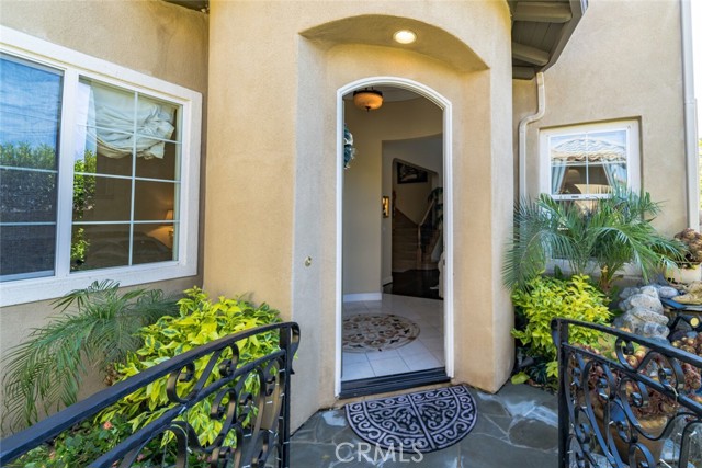 FRONT ENTRY FOYER