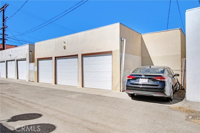 10940 Oxnard Street photo 6