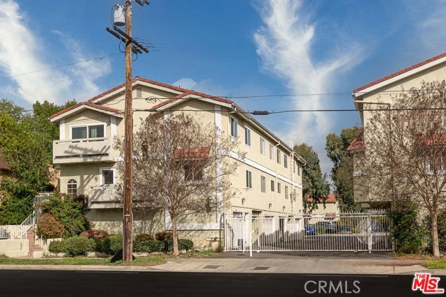 13825 Victory Boulevard, 4 photo 2