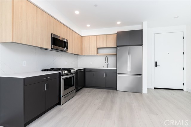 Detail Gallery Image 2 of 8 For 11500 Emelita St #102,  North Hollywood,  CA 91601 - 2 Beds | 2 Baths