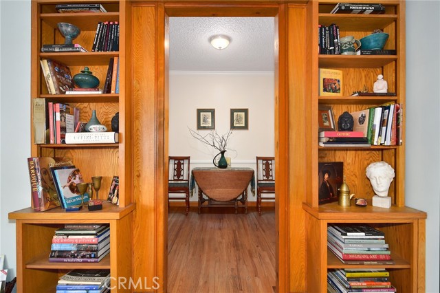 18730 Wyandotte Street photo 5