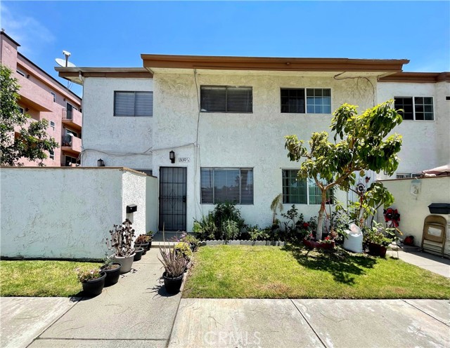 13130 Dronfield Avenue 1 Sylmar, California Welcome to your new home, in a great location. Close to all major shopping centers, transportation, freeways, gyms etc. This home has an ample family room with a nice kitchen with dining area. Updated kitchen with counters, flooring, and cabinets. Garage is located at back with access direct from the house. Walk up stairs and you have three rooms for you and the family to enjoy. Lots of light come through the windows for a broader spectrum. Very low HOA, complex is walkable through out. You wont want to miss this great opportunity.